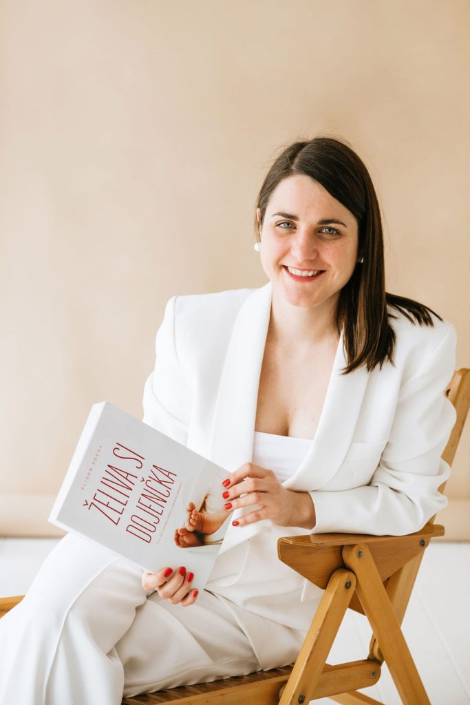 Alison Kogoj s knjigo Želiva si dojenčka