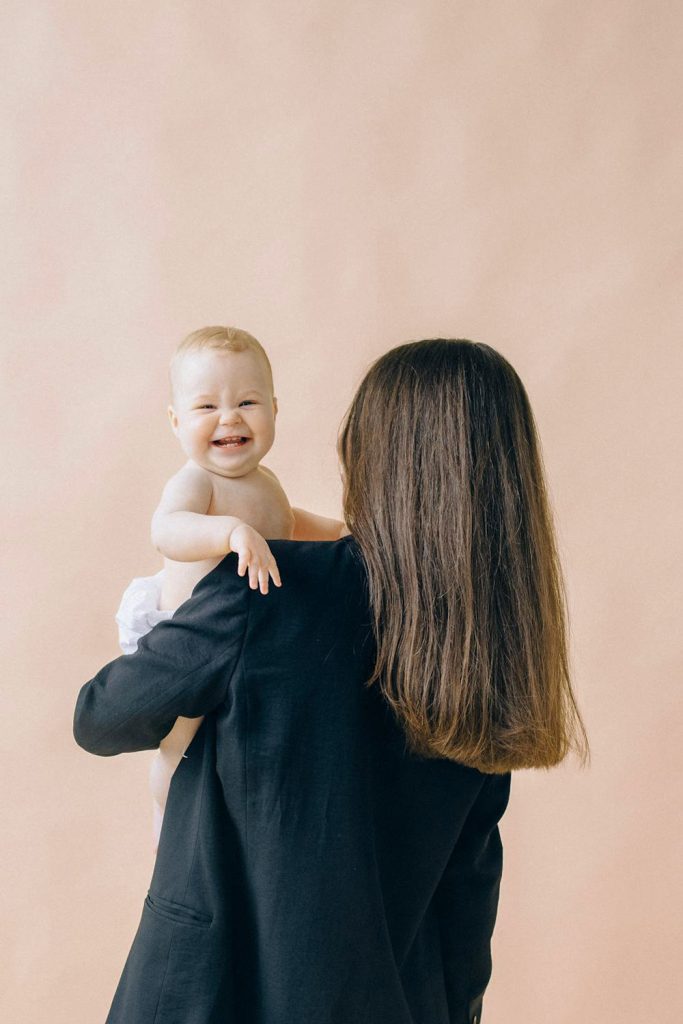 Ženska z otrokom po porodu