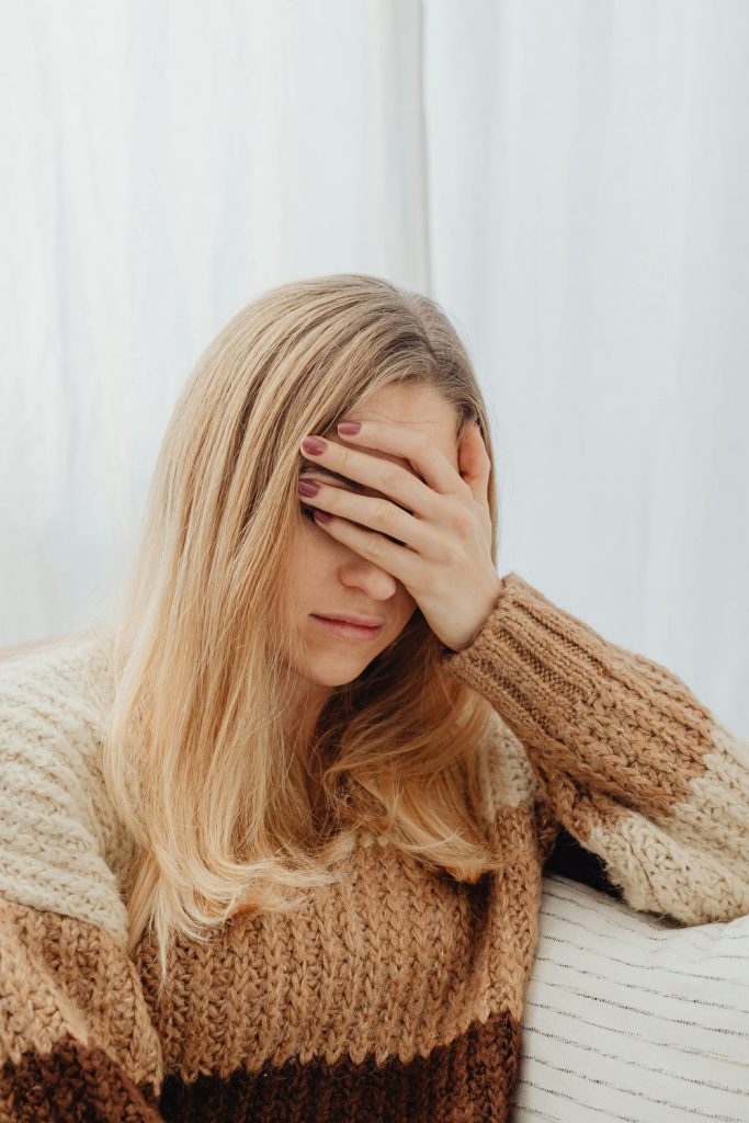 Ženska s pms simptomi